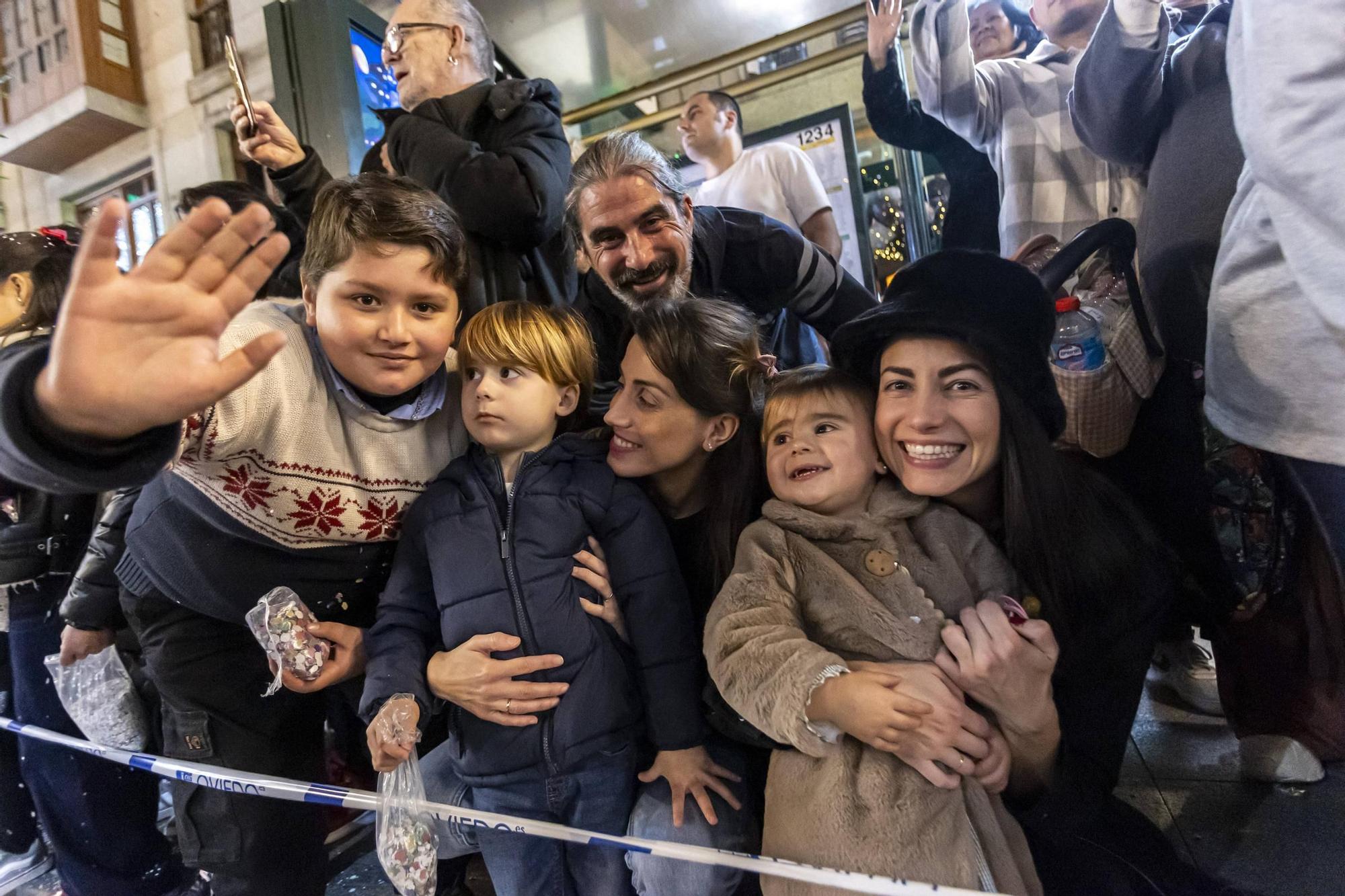 EN IMÁGENES: La cabalgata de los Reyes Magos en Oviedo