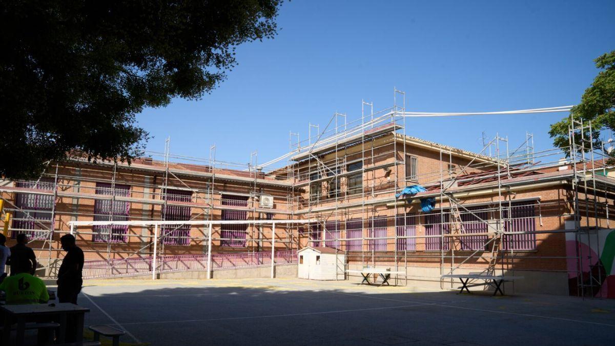 La fachada en proceson de renovación de uno de los colegios del distrito