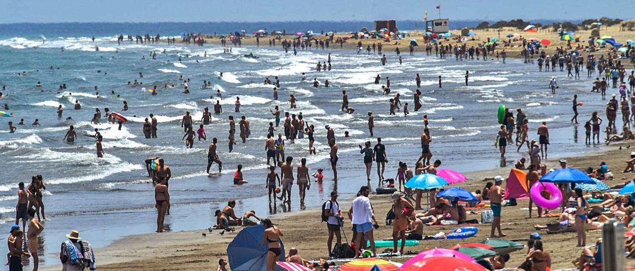 Playa llena de usuarios este fin de semana en el Sur de Gran Canaria. | | JUAN CASTRO