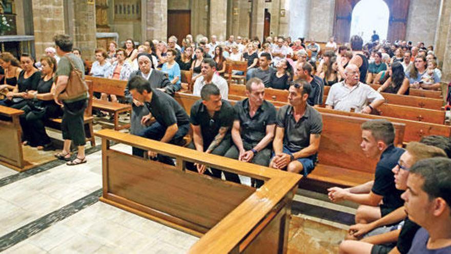 Familiares y amigos de David Grimaldos, ayer, durante el funeral en La Soledat.