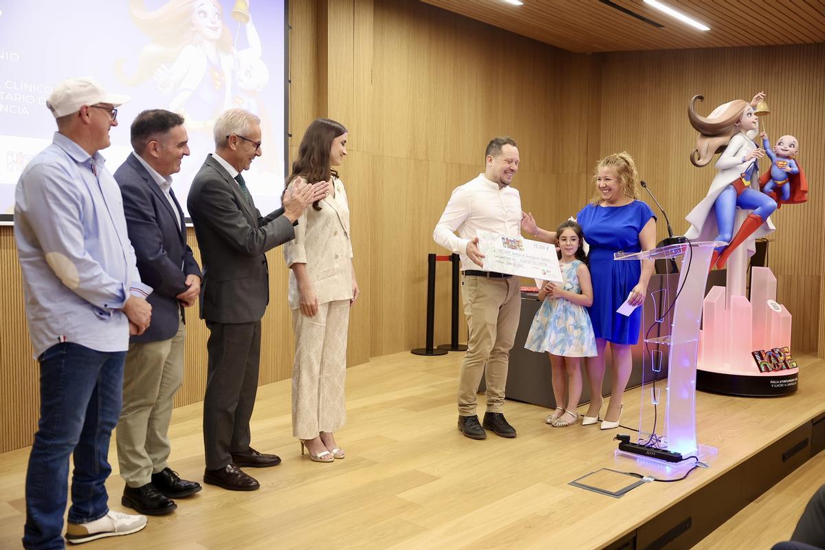 El Hospital Clínico recibe el ninot de "Hope" El Hospital Clínico recibe el ninot de "Hope"