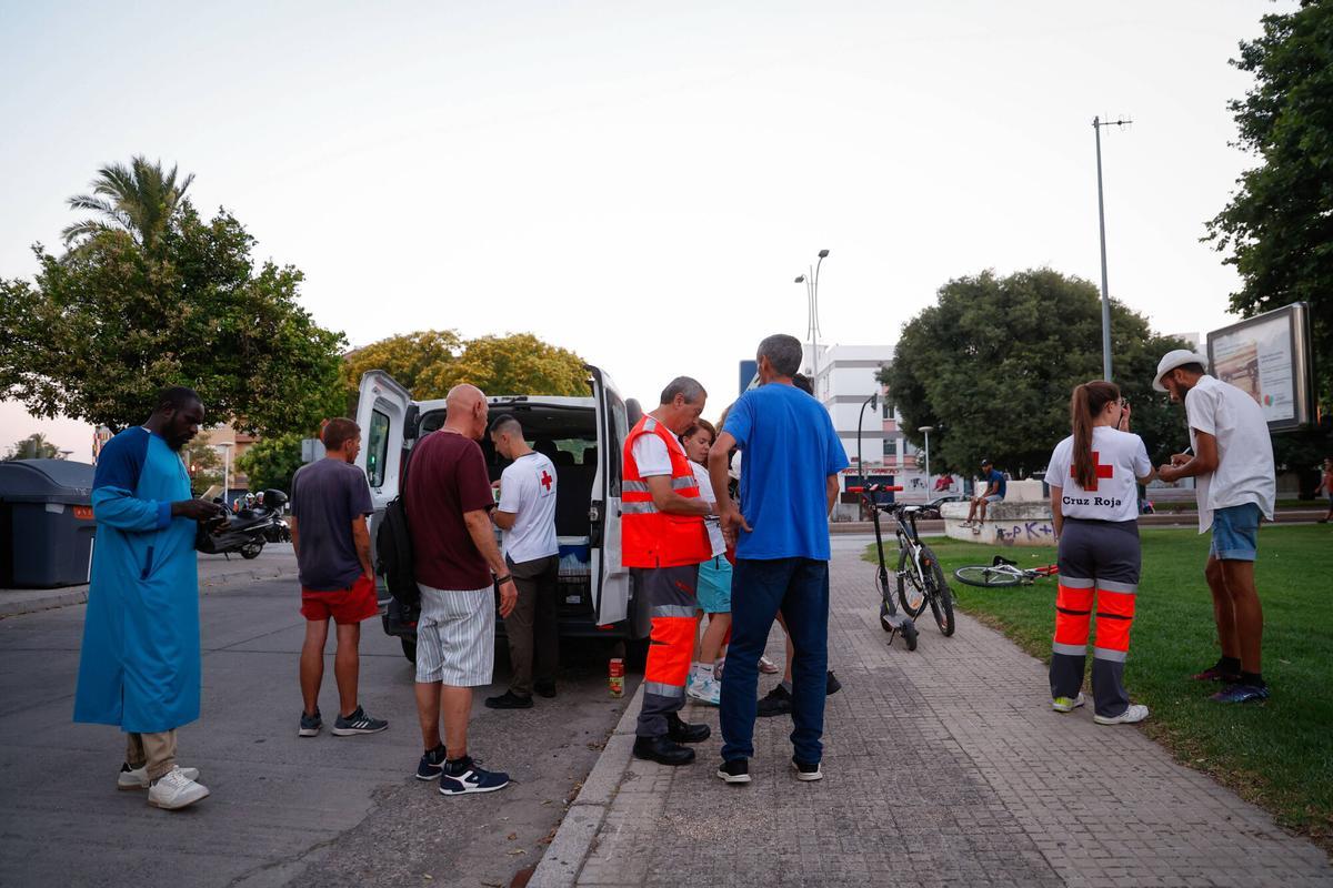 Una noche con Cruz Roja y las personas sin hogar de Córdoba