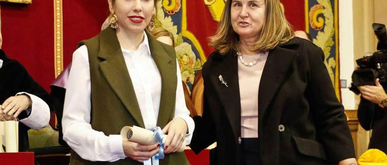 Raquel López, a la izquierda, recibiendo su distinción por buen rendimiento académico de manos de María Victoria de Arriba.