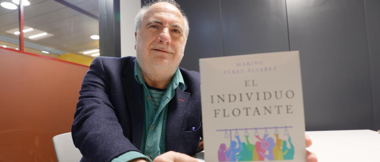 Marino Pérez, con su libro.