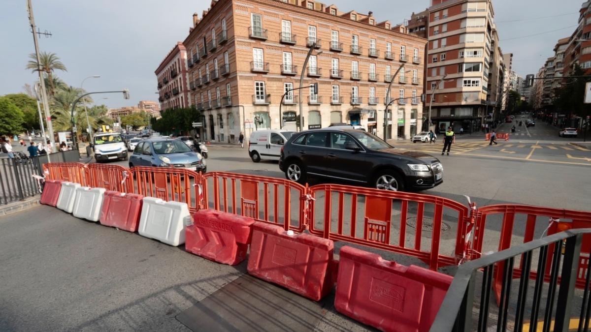 El Puente Viejo se cierra al tráfico privado en Murcia.