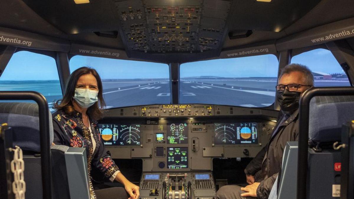 La consejera Carlota Amigo, durante su visita a la escuela de aviación ayer en Salamanca.