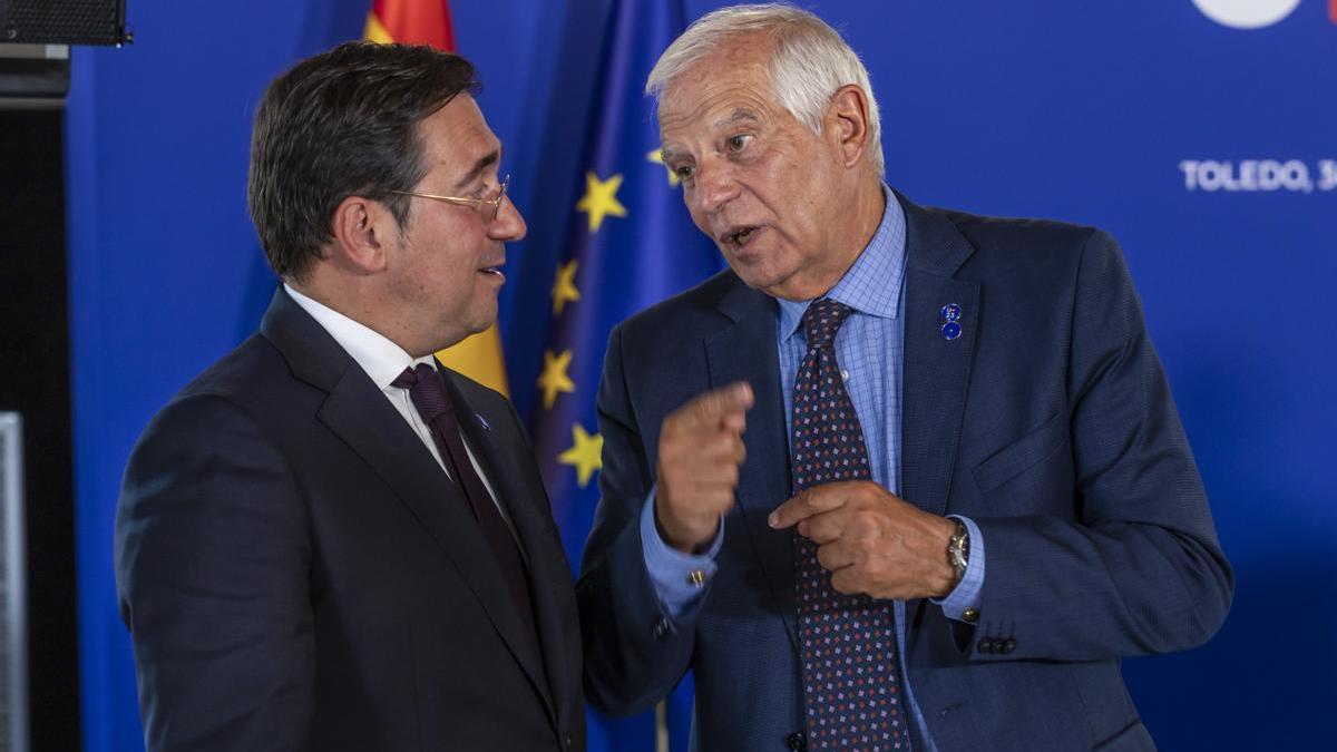 El ministro de Asuntos Exteriores, José Manuel Albares, junto con el Alto Representante de la Unión Europea, Josep Borrell.