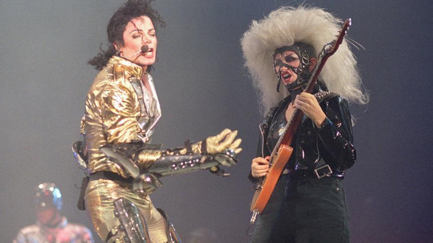 Michael Jackson y Jennifer Batten durante un concierto.