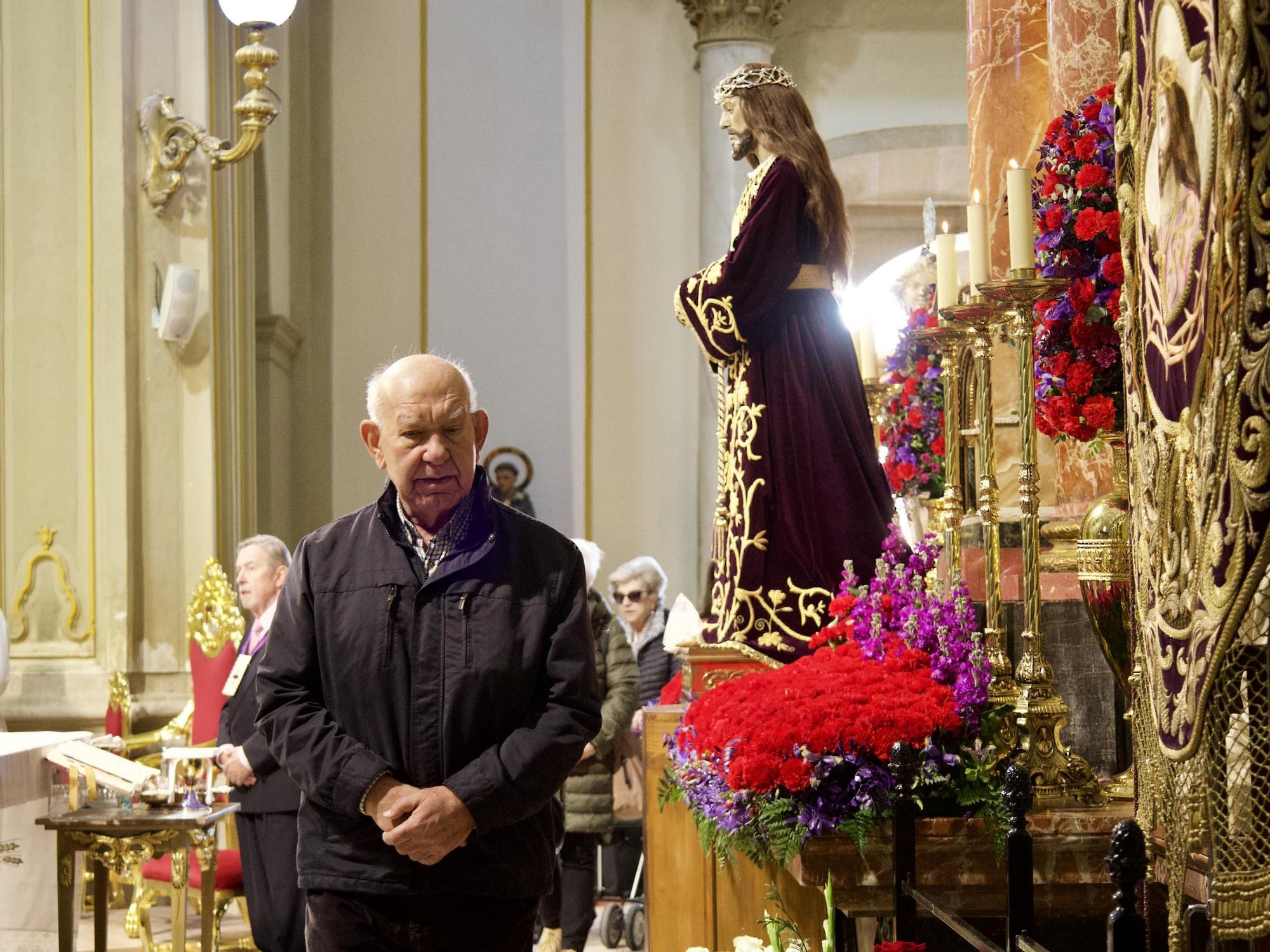 Tradicional Besapié del Cristo del Rescate en Murcia.