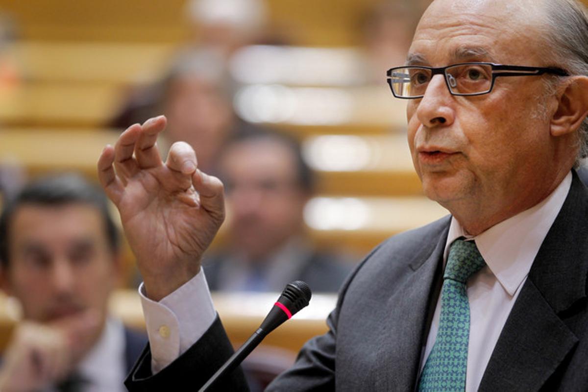 El ministre d’Hisenda, Cristóbal Montoro, aquest dimarts durant la sessió de control al Govern en el Senat. El ministre d’Hisenda, Cristóbal Montoro, aquest dimarts durant la sessió de control al Govern en el Senat.