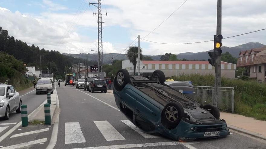 Uno de los turismos implicados quedó volcado sobre la calzada.