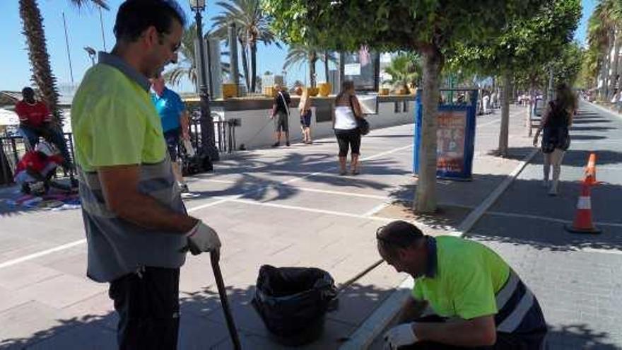 Imagen de un operario reparando las alcantarillas del municipio.