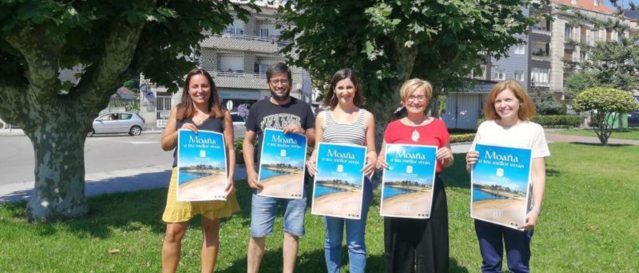 Representantes del Concello con el cartel promocional del verano.