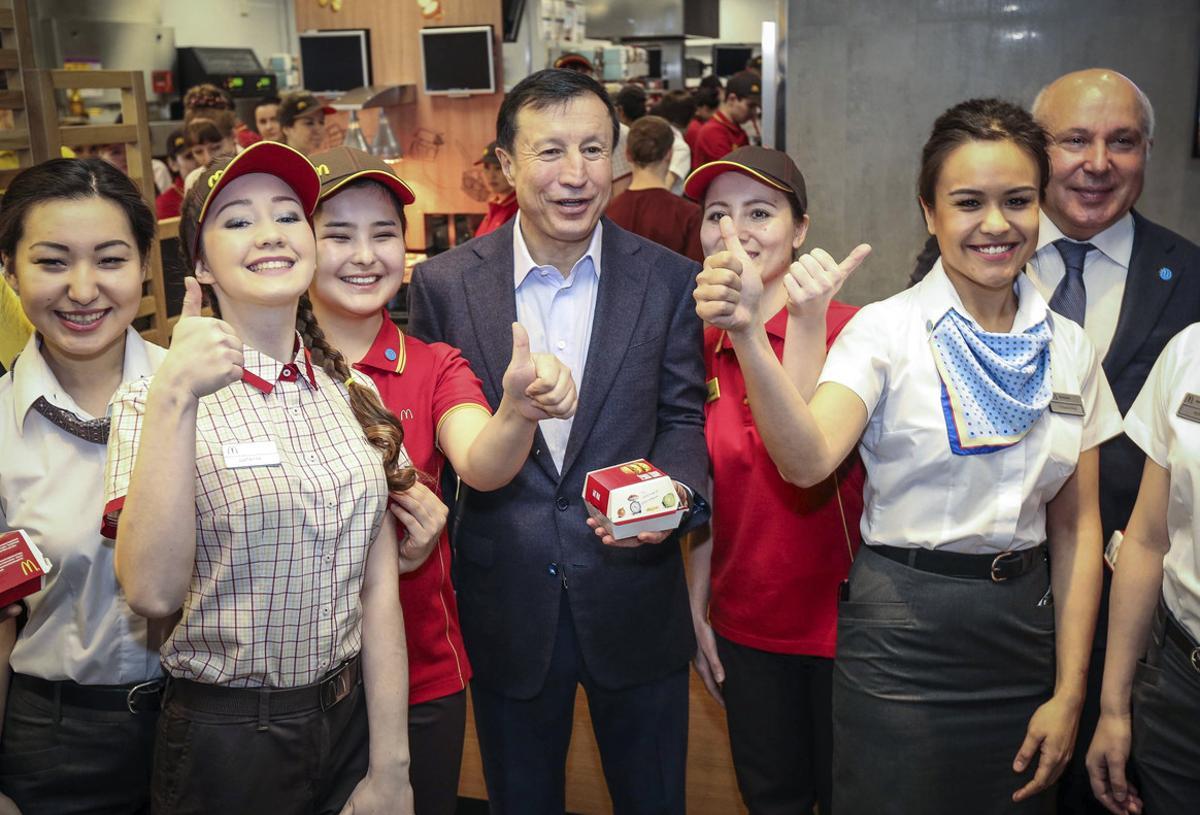 GRA354. ASTANÁ (KAZAJISTÁN), 08/03/2016.- El alcalde de Astaná, Adilbek Dzhaksybakov (c), asiste a la inauguración del primer McDonald’s que se ha abierto en el país. El primer McDonald’s kazajo tiene una superficie de 863 metros cuadrados, está situado en el centro de la ciudad y tiene capacidad para 206 comensales. EFE/Ilyas Omarov