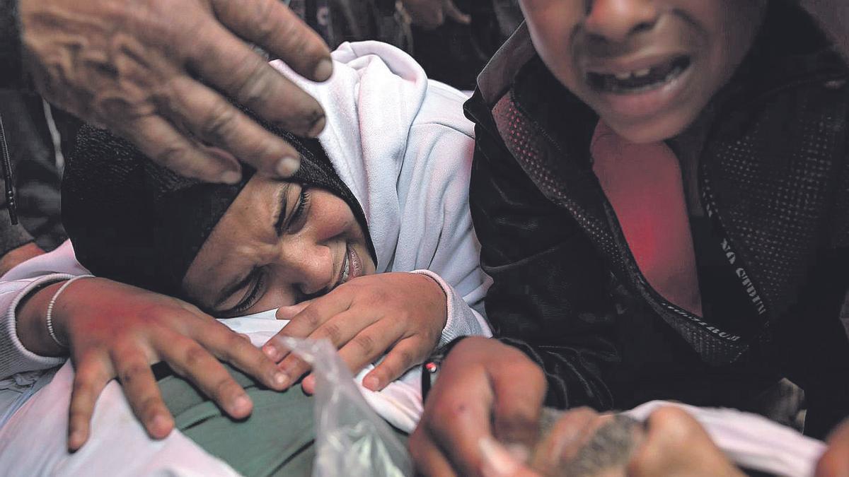 Palestinos lloran a un familiar muerto en los últimos ataques israelís.