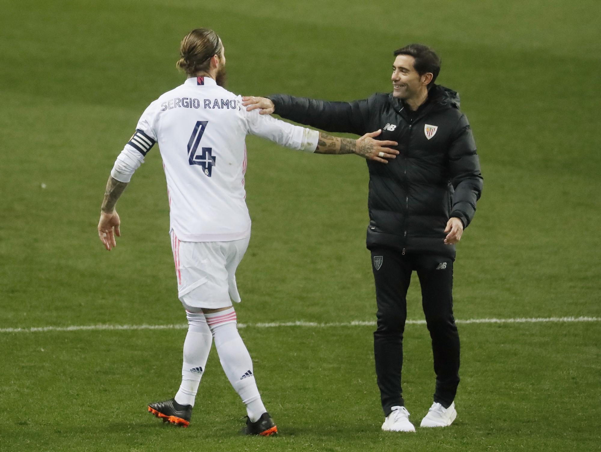 Ramos saluda a Marcelino, el técnico del Athletic, en la semifinal de la Supercopa.