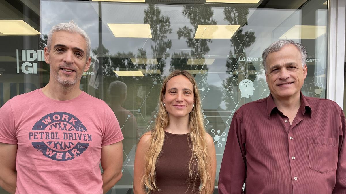 D'esquerra a dreta, el cap de grup de Medicina i Biologia Integrativa de Sistemes, el Dr. Jordi Mayneris-Perxachs, Sara Paulí, investigadora predoctoral del grup de Medicina i Biologia Integrativa de Sistemes i del grup de Nutrició, Eumetabolisme i Salut, i el cap del grup de Nutrició, Eumetabolisme i Salut, el Dr. José Manuel Fernández-Real