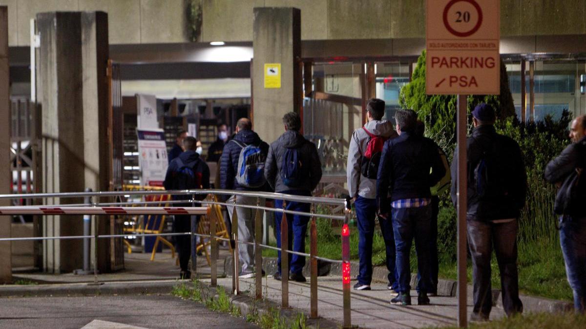 Trabajadores en la fábrica de PSA.