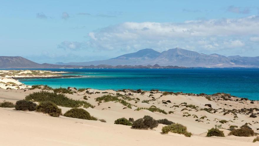 Huelga de socorristas durante la Semana Santa en las playas de Corralejo en Fuerteventura: "Deberían operar 12 profesionales al día, pero apenas llegan a la mitad"