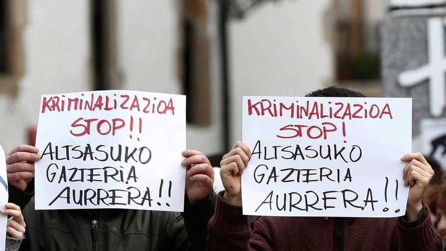 Familiares de los detenidos protestan tras los arrestos de Alsasua.