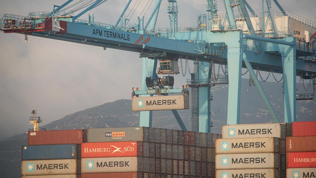Los buques ,Maersk Denver y Mary Maersk, en  la terminal de APM, gestionada por Maerks en el puerto de Algeciras (Cádiz).