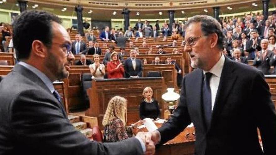 El portaveu del PSOE al Congrés, Antonio Hernando, felicita Mariano Rajoy.