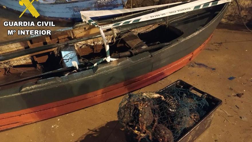 La Guardia Civil incautó 55 kilogramos de pescado y marisco de distintas especies y una embarcación en Cee