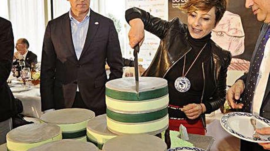 La periodista Sonsoles Ónega corta una tarta ante Feijóo, ayer en Lalín.