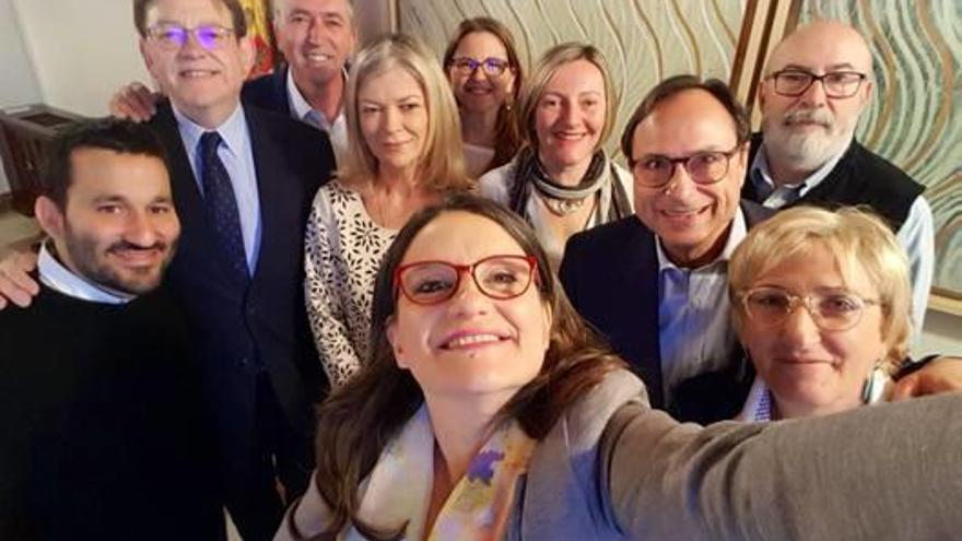 Selfi de &quot;germanor&quot; para despedir el primer Gobierno del Botànic