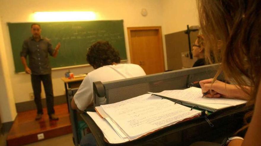 Varios alumnos toman apuntes en una facultad de A Coruña.