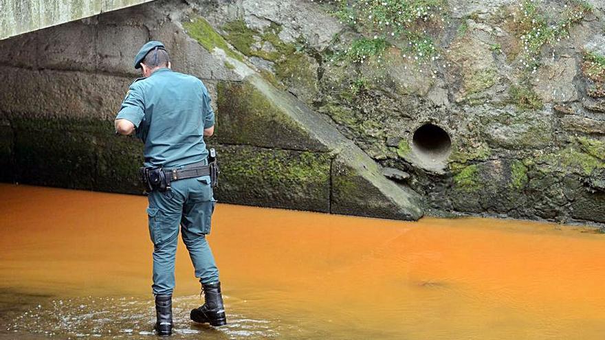 Fotografía de un vertido en 2019 en el río de O Con.  | // N. PARGA