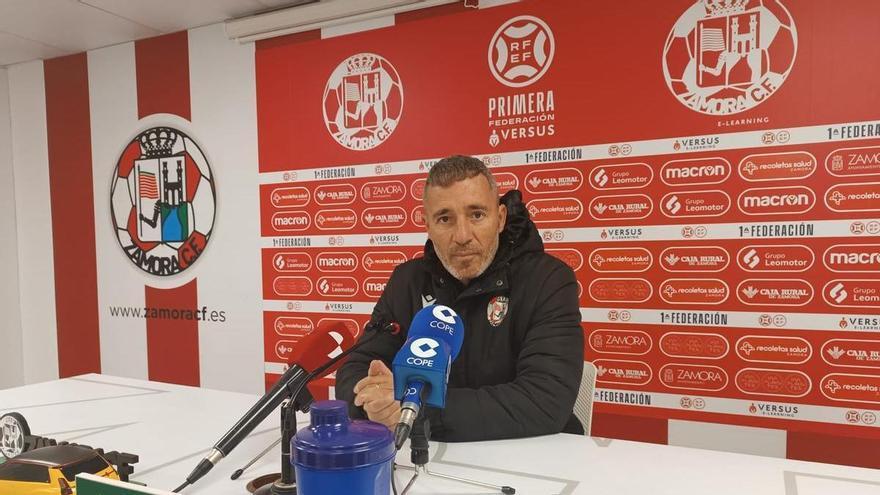 Óscar Cano, entrenador del Zamora CF, antes del duelo ante el Bilbao Athletic: " Van a presionarnos arriba y tendremos que estar preparados"