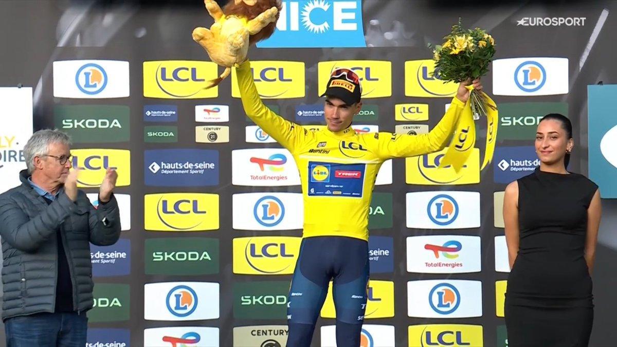 Juan Ayuso, de amarillo, en el podio de la París-Niza