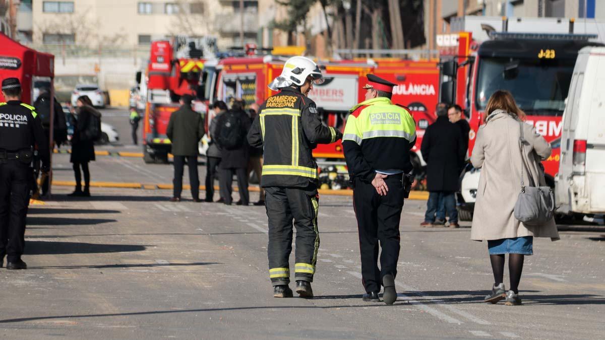 Servicios de emergencia en la zona de la explosión de la empresa química en la Verneda (Barcelona).