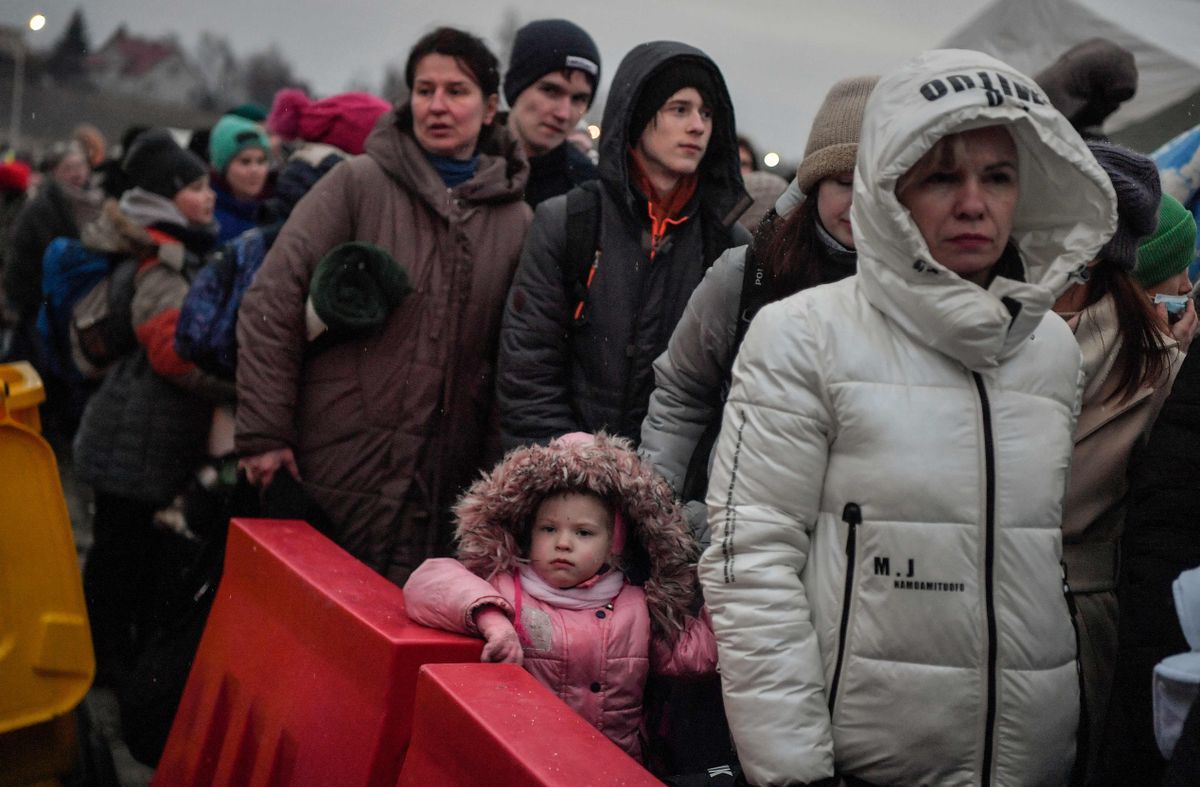 Filas de refugiados ucranianos esperar después de cruzar la frontera de Ucrania con Polonia, a 9 de marzo de 2022. /