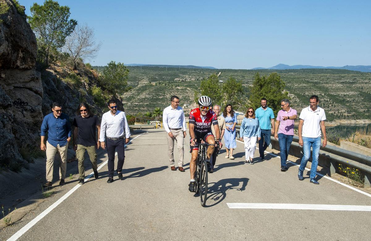 Mompó y el resto de autoridades, durante la visita, este viernes, a la carretera que sube al embalse.