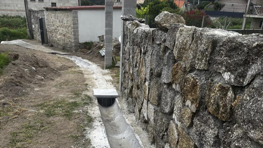 Menduíña canaliza el agua de la lluvia para evitar vertidos a la ría de Aldán