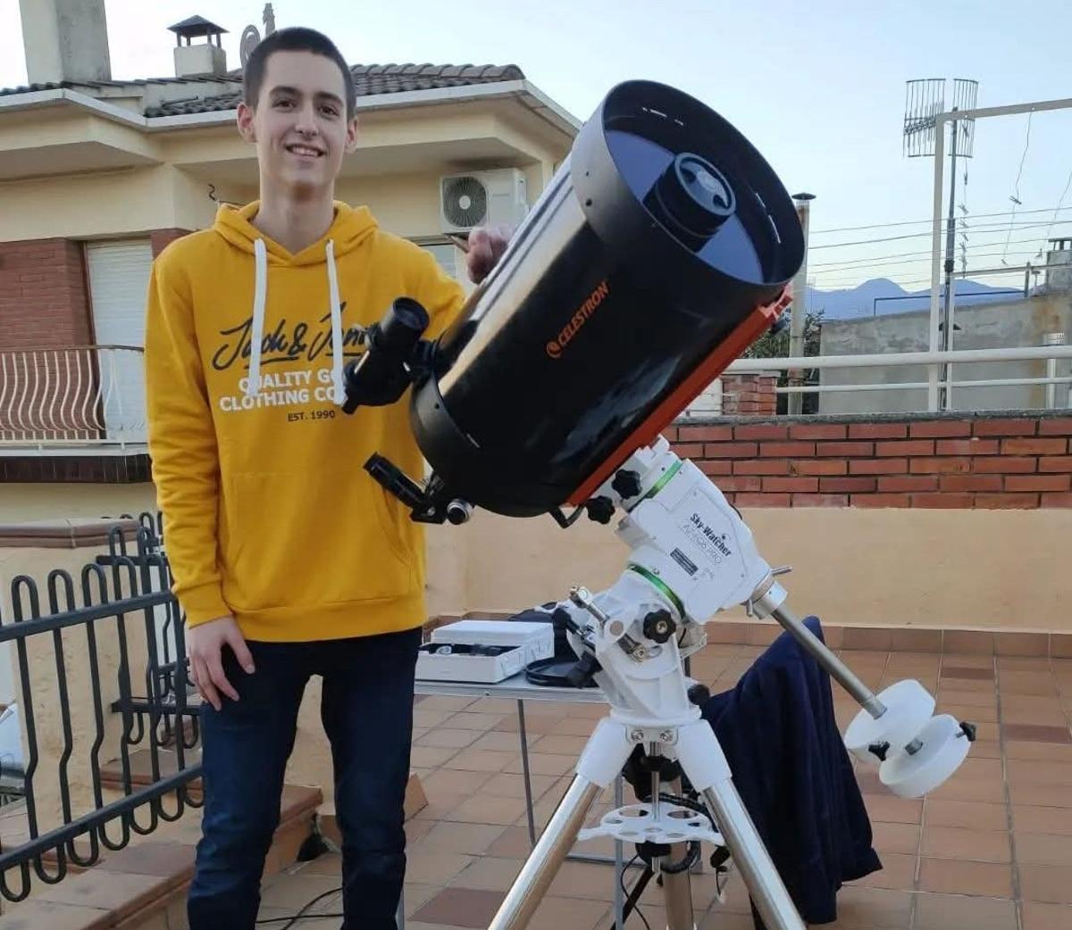 L’astrofotògraf Pau Montplet, de Breda, amb un dels equips que fa servir per obtenir imatges planetàries d’alta resolució