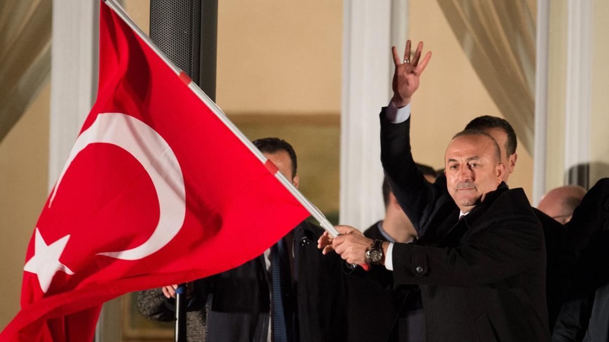 El ministro Çavosoglu, durante el acto en la residencia del cónsul turco en Hamburgo, el 7 de marzo del 2017.