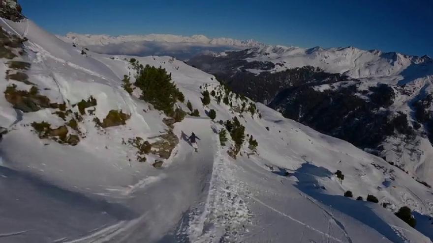 Un dron capta las espectaculares acrobacias durante una competición de esquí freestyle