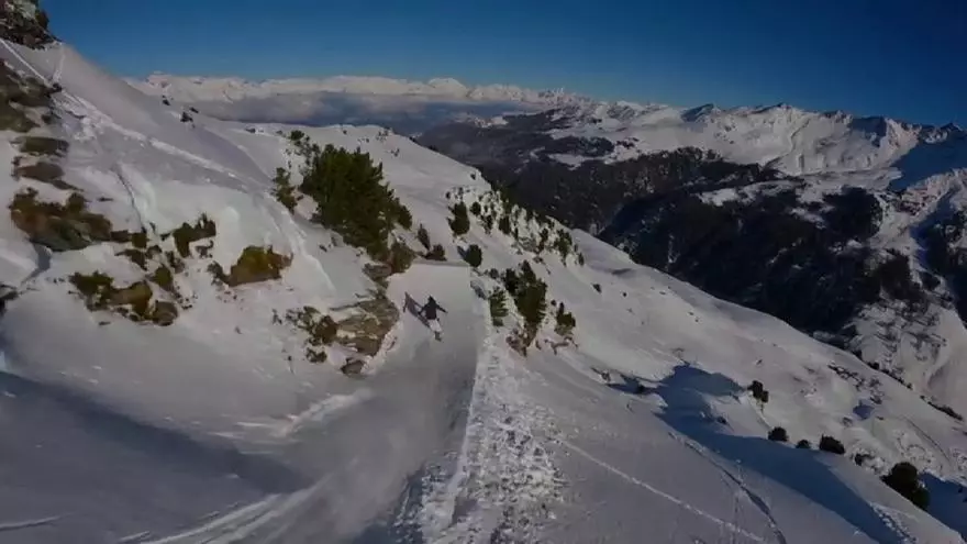 Un dron capta las espectaculares acrobacias durante una competición de esquí freestyle
