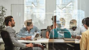 Un grupo de personas realizando una reunión de trabajo