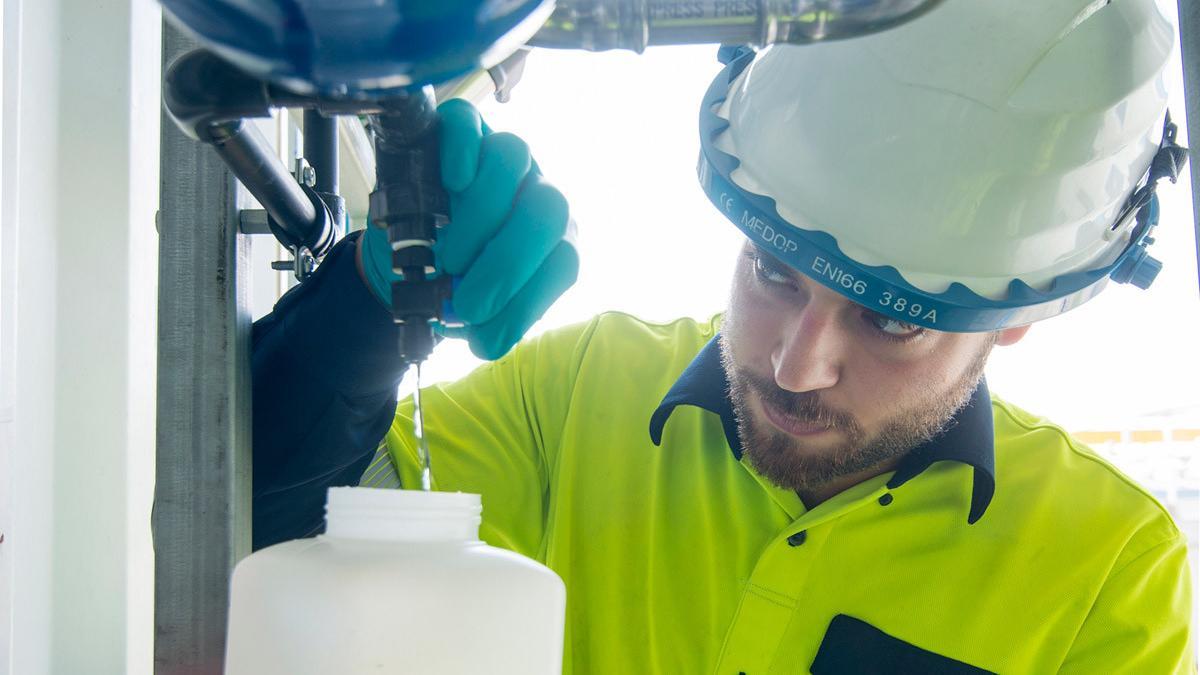 Un trabajador comprueba el agua reutilizada dentro del proyecto Life Wire