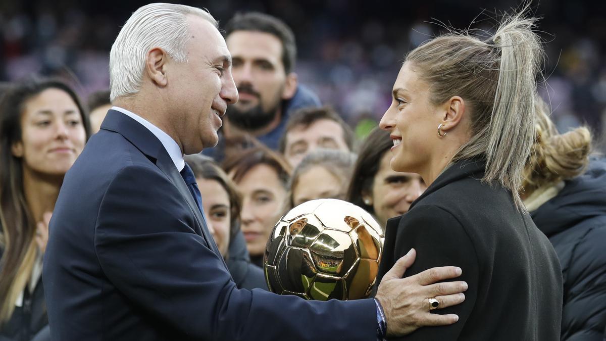 Hristo Stoichkov felicita a Alexia Putellas por la obtención del Balón Oro 2021.