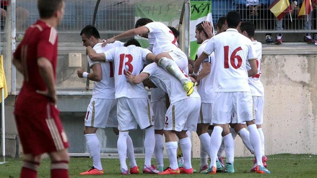 Los jugadores de Serbia celebran un gol en el Ramón de Carranza.