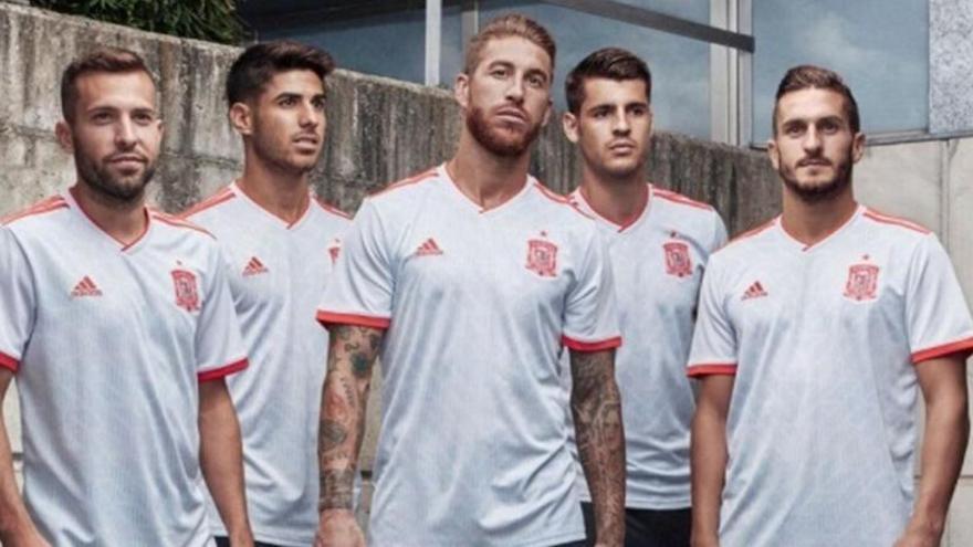 Varios jugadores de la selección lucen la nueva camiseta.