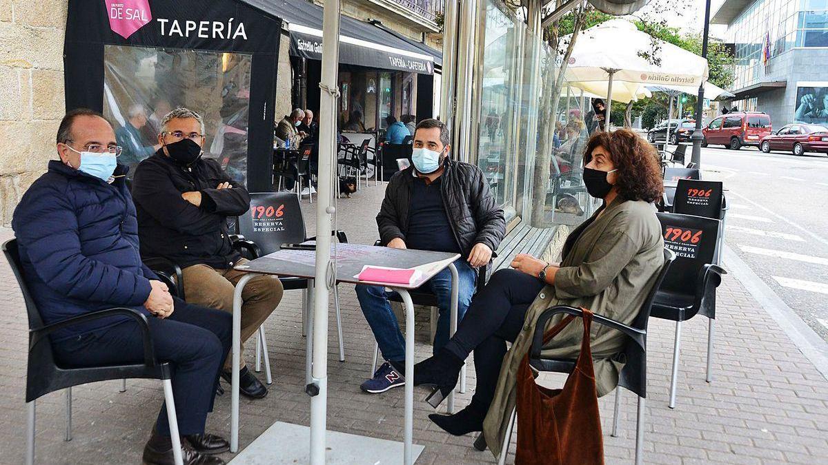 Sotelo, Fervenza, Millán y Estévez, ayer, en Cangas tras anunciar la alegación a las cuentas de la Mancomunidade.