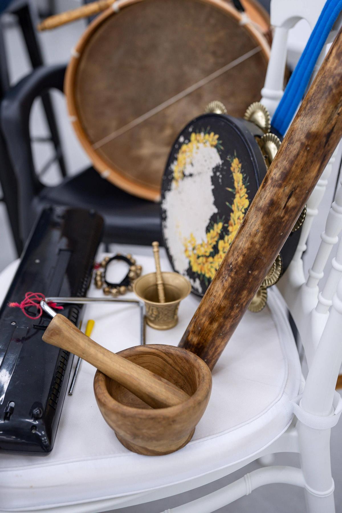 Instrumentos y objetos cotidianos del campo dan forma a una puesta en escena que busca ser tan real y natural como la propia historia que cuenta.