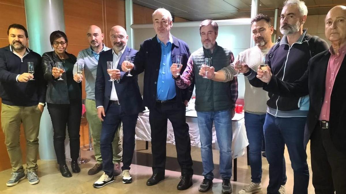 El presidente del Fibwi Palma, Guillem Boscana, durante el brindis con el resto de patrocinadores del club.