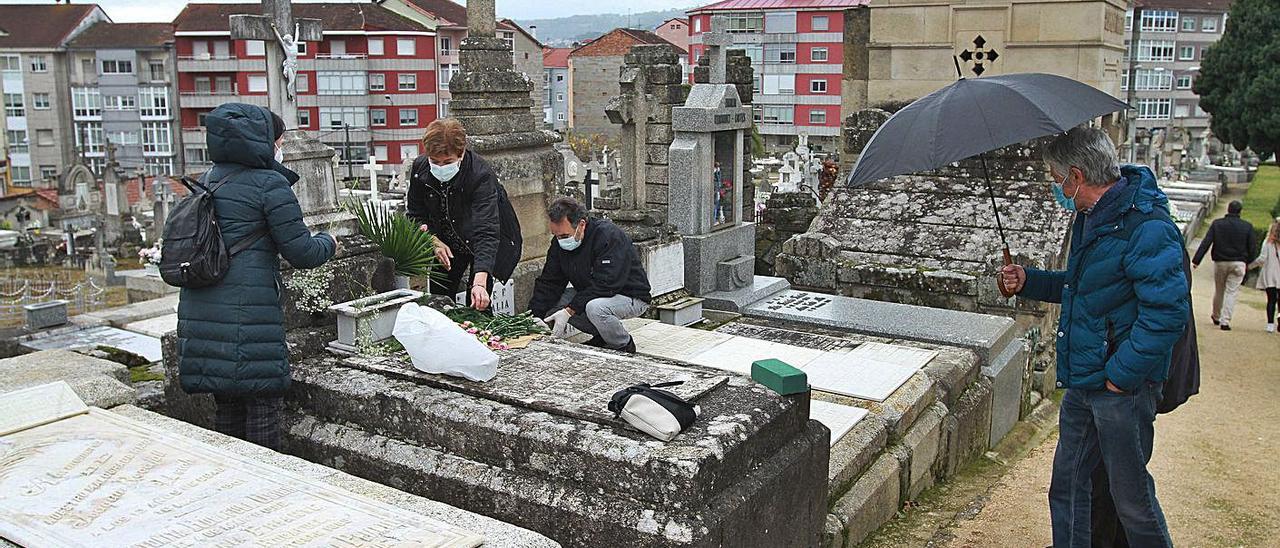 Familias, ayer, poniendo a punto las sepulturas en el cementerio de San Francisco.